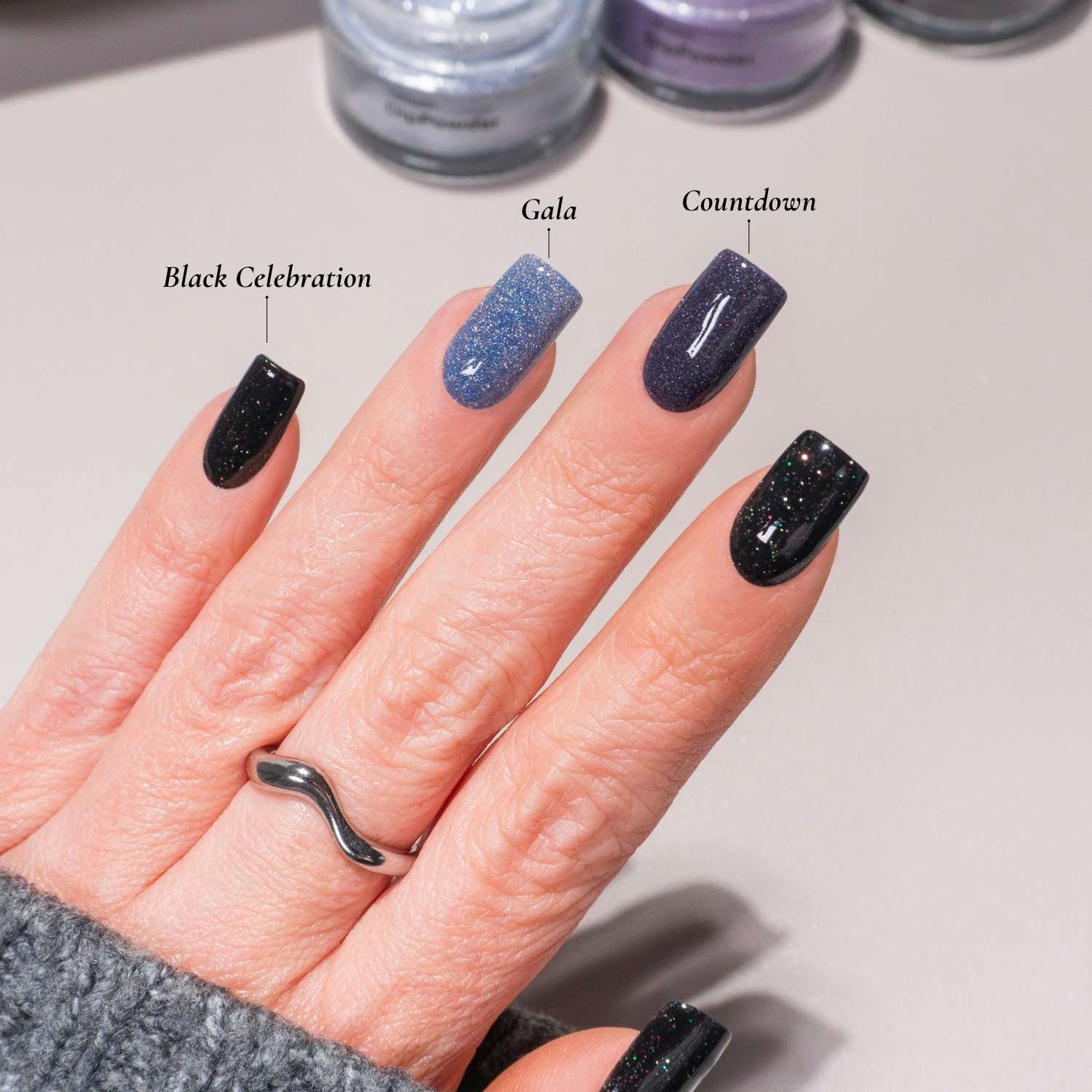 DIY-Maniküre mit DIPDRIP: Black Celebration (glitzerndes schwarz), Gala (glitzerndes Violett) und Countdown (silber) für ein schickes Nageldesign.