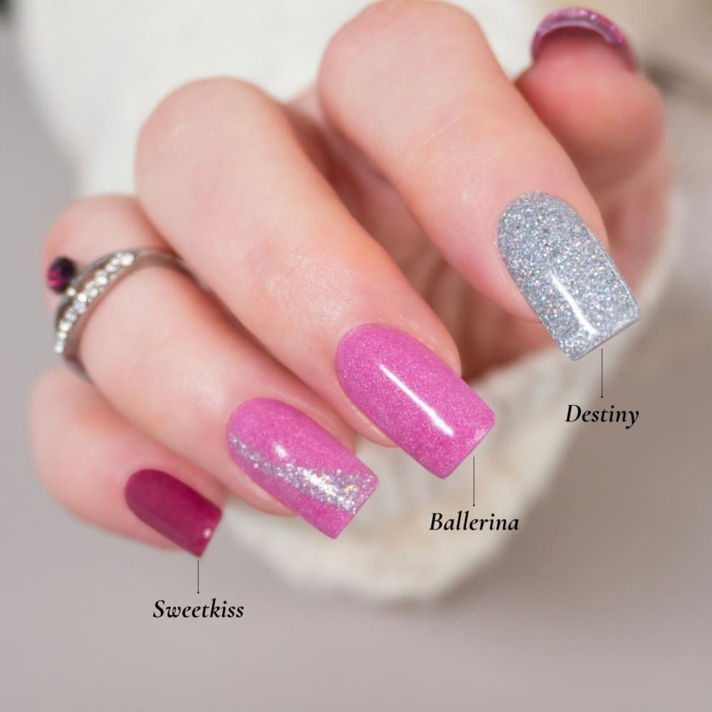 "DIY-Maniküre mit DIPDRIP: Destiny (glitzerndes Silber) und verschiedenen Rosa-Tönen für ein stilvolles Nageldesign. Perfekt für einen glamourösen und zugleich modernen Look, der alle Blicke auf sich zieht. Ideal für besondere Anlässe oder um deinem Alltagsstil einen Hauch von Eleganz zu verleihen.