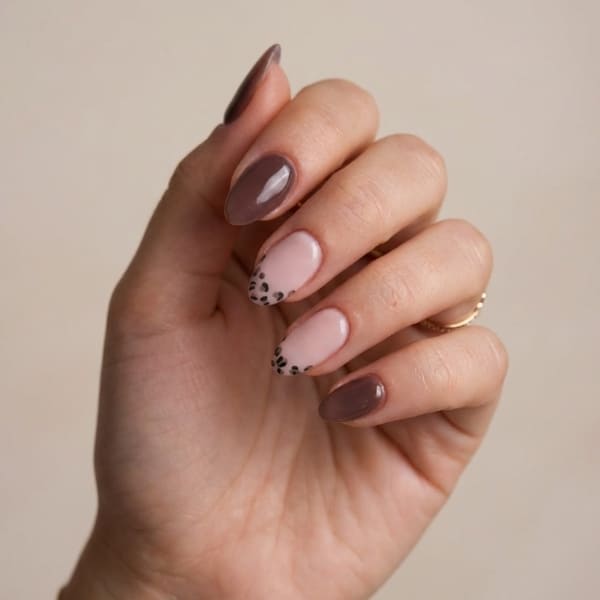 Mandelnägel in Taupe und Rosa mit Leopardenmuster an den Spitzen