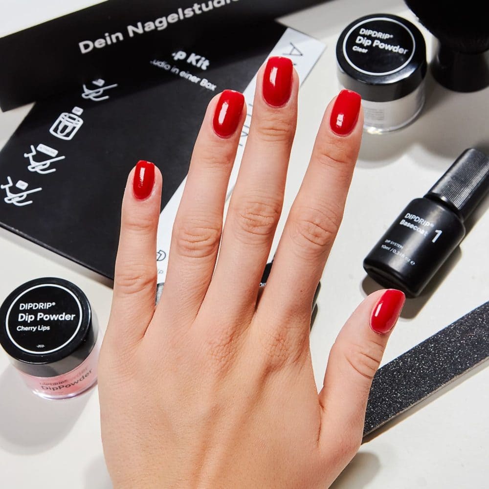 DIY-Maniküre mit DIPDRIP: Cherry Lips (glänzendes Dunkelrot) für ein auffälliges und kräftiges Nageldesign. Diese Farbe ist ideal für selbstbewusste und stilvolle Persönlichkeiten. Perfekt für ein Statement-Nageldesign, das überall auffällt.