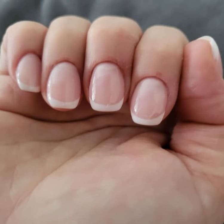 Kurze Nägel im French Look mit weißen Spitzen