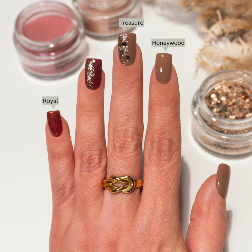 DIY-Maniküre mit DIPDRIP Royal (dunkles Blau), Treasure (glitzerndes Gold) und Honeywood (warmes Braun) für elegantes Nageldesign.