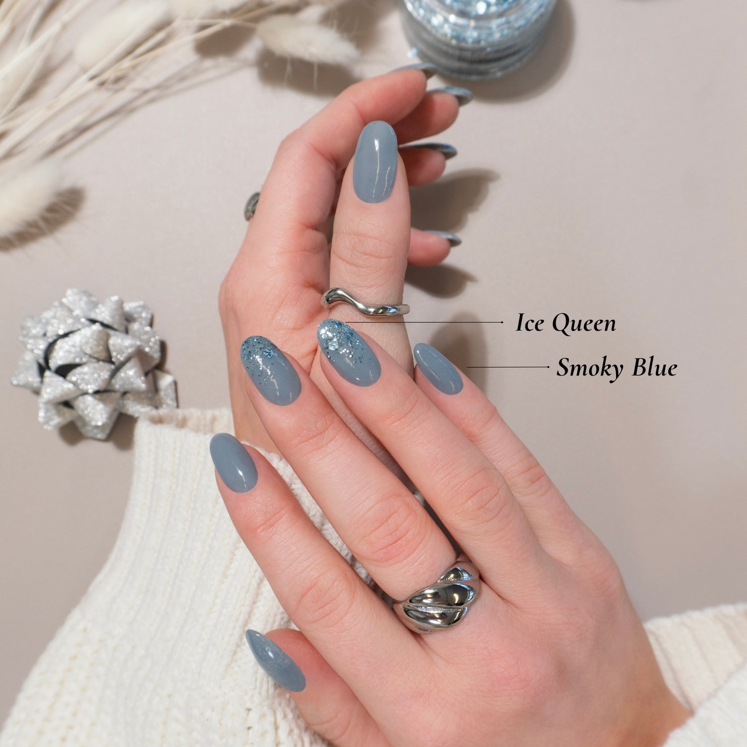 Elegante DIY-Maniküre mit DIPDRIP Smoky Blue (mattes Blau) und Ice Queen (blaues Glitzer). Perfekt für auffällige, stilvolle Nägel.