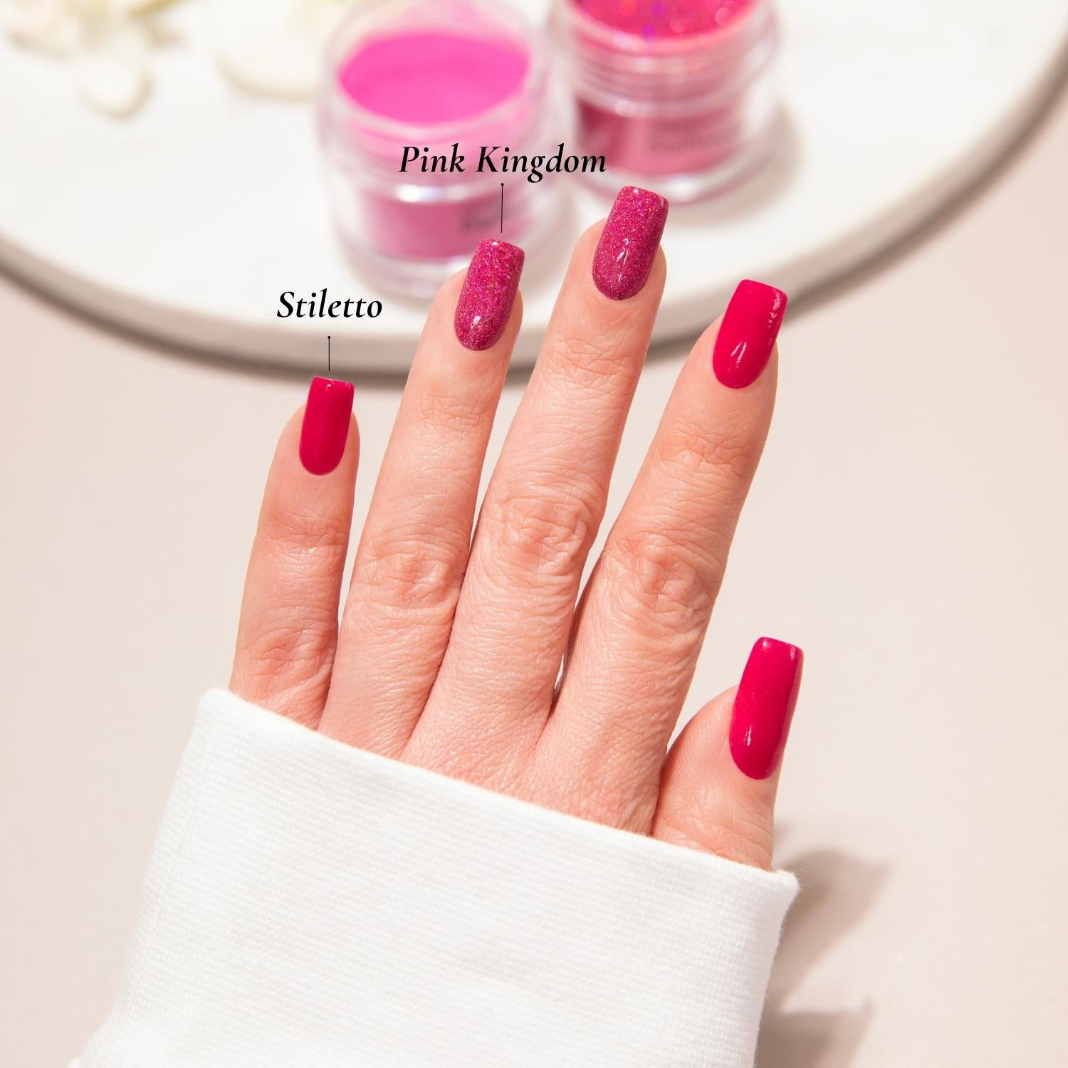 hand mit dipping powder nägel und frühlingsfarben