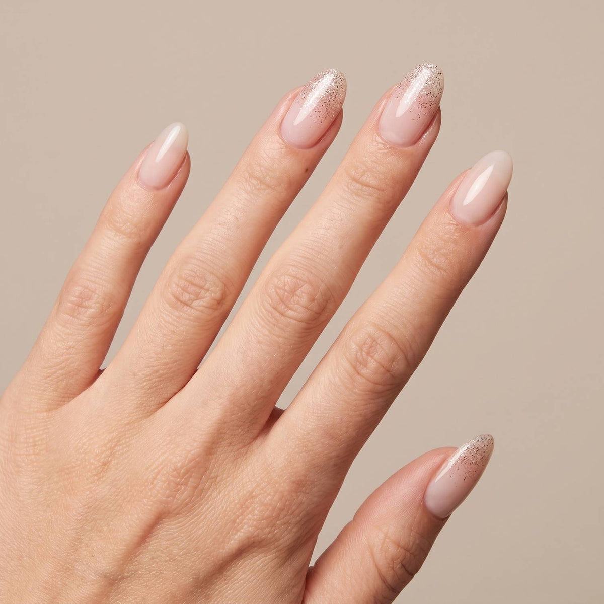 Hand mit Sparkle French Fade Nägeln aus DIPDRIP Dipping Powder